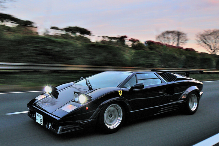 今から10年ほど前に購入し、半年ぐらい乗った「カウンタック25thアニバーサリー」。当時の購入価格は1500万円で、現在コナストのエノテンこと榎本 修氏と共同所有するカウンタックの半額だった。単純に、同じモデルが10年後に2倍なったという計算だ。（写真=池之平昌信）