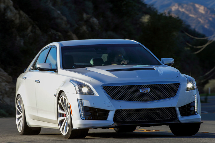 「CTS-V」には、走行モードで「トラック」を選択した際に、トルク制御やブレーキ制御などを5段階で調整できる「パフォーマンストラクションマネジメント」が搭載されている。