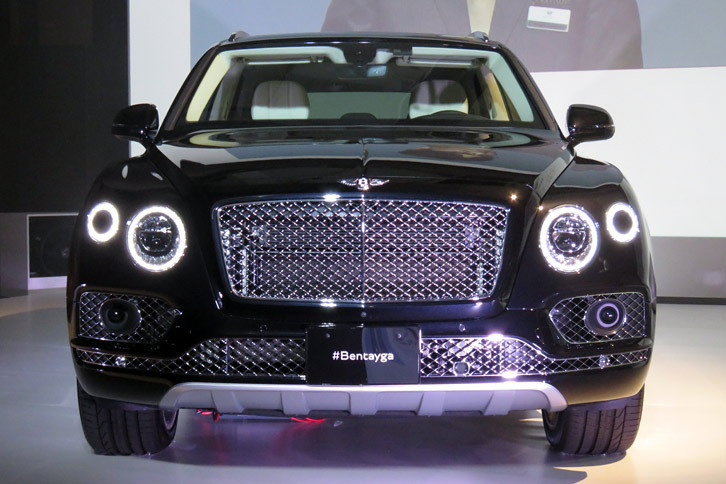 フロントまわりには「コンチネンタル」や「フライングスパー」との共通性を感じさせる。