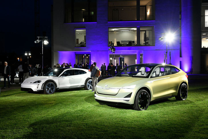 「ポルシェ・ミッションEクロスツーリスモ」（左）と「シュコダ・ビジョンE」。