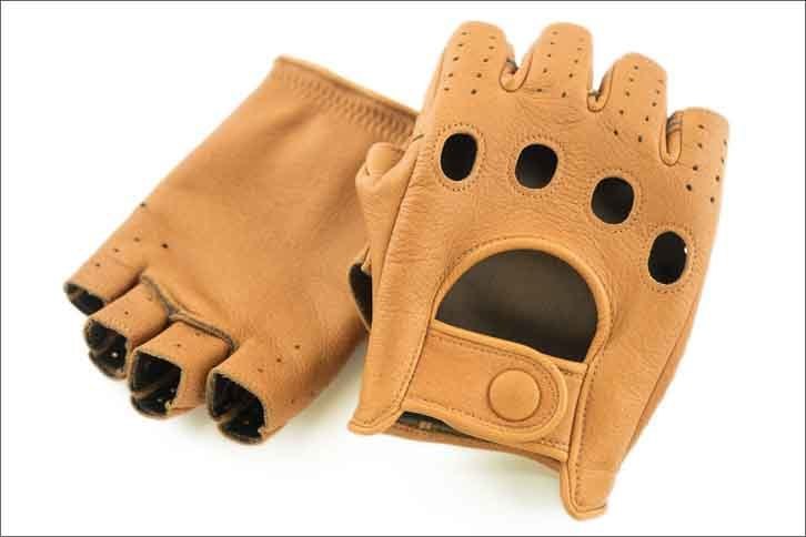 ドライビンググローブ ハーフ（キャメル）
	1万8360円（税込）