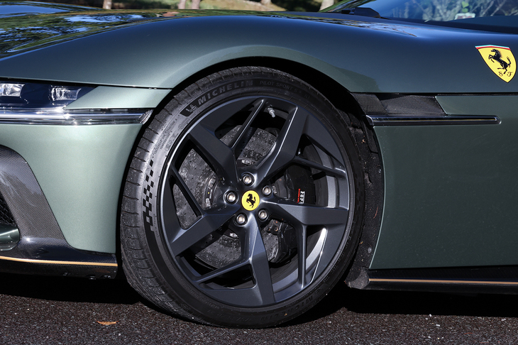 タイヤはフロントが275/35、リアが315/35の21インチ。この試乗車の「ミシュラン・パイロットスポーツS 5」と「グッドイヤー・イーグルF1スーパースポーツ」がオフィシャルな指定タイヤとされている。