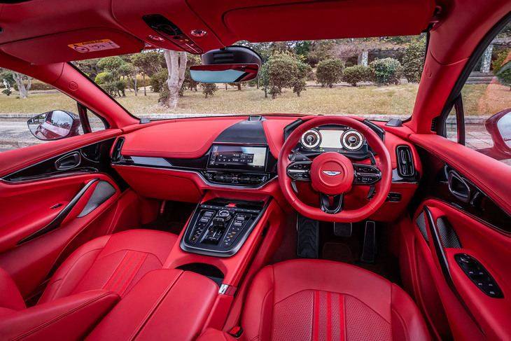 大きく手が入れられたインストゥルメントパネル。従来型でセンターディスプレイの上方に配されていたエンジンのスタート／ストップスイッチやシフトセレクターは、「DB12」や「ヴァンテージ」「ヴァンキッシュ」に準じた小さなレバー式に変更された。