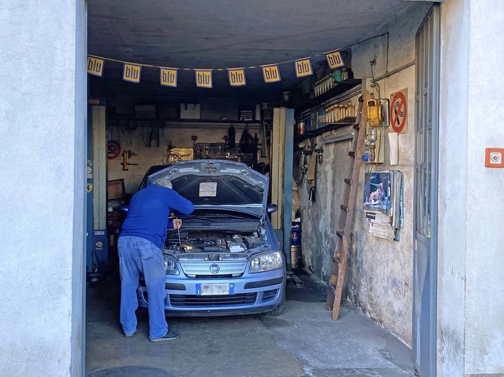 この日は、かつて販売されていたフィアット製ミニMPV「イデア」（2008年）を整備中。