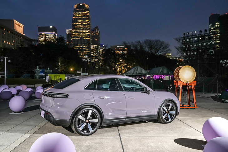 ポルシェ・マカン4（リアビュー）