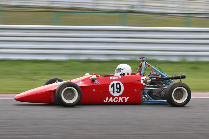 シンプルなウェッジシェイプが印象的な鈴木板金製1971年「ベルコ96A」。497ccにスケールアップされた「ホンダN360」用空冷4ストローク2気筒SOHCエンジンを搭載、FLレースで5位に入った。