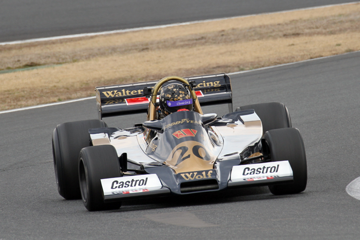1977年にF1に初参戦したウォルター・ウルフ・レーシングが、ジョディ・シェクターのドライブにより衝撃的なデビューウィンを果たした「ウルフWR1」。これを含め同年に3勝を挙げ、日本グランプリでは10位だったもののファステストラップを記録した。