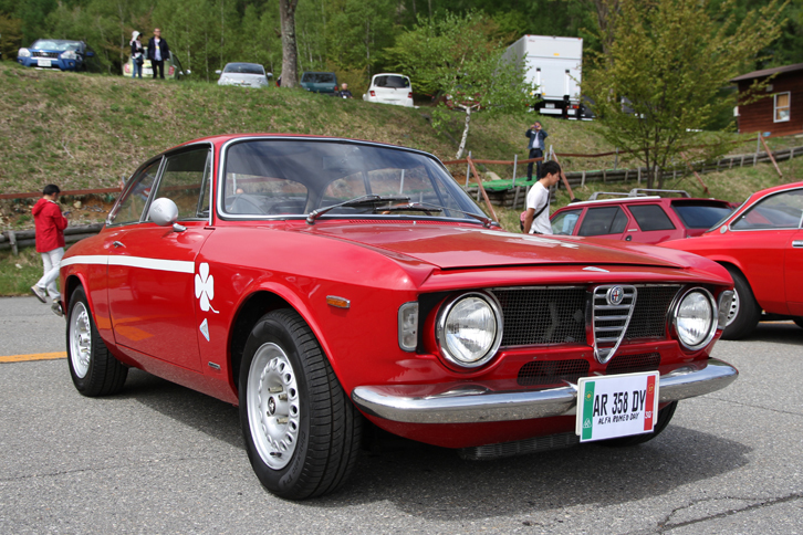 これも特別展示された1968年「1300GTAジュニア」。「ジュリア クーペ」に1.3リッターエンジンを積んだ「1300GTジュニア」の、ボディーパネルをアルミに替えて軽量化したコンペティション仕様。ダブルイグニッション（ツインプラグ）の1.3リッターエンジンも、ノーマルの1300とはボア／ストロークが異なる別物。