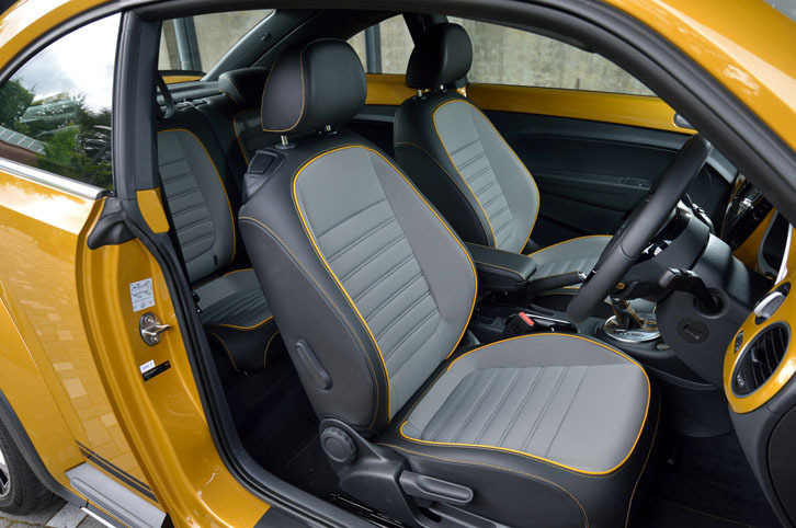 ツートンカラーが特徴的な、ファブリックシート。前席にはランバーサポート機能も備わる。