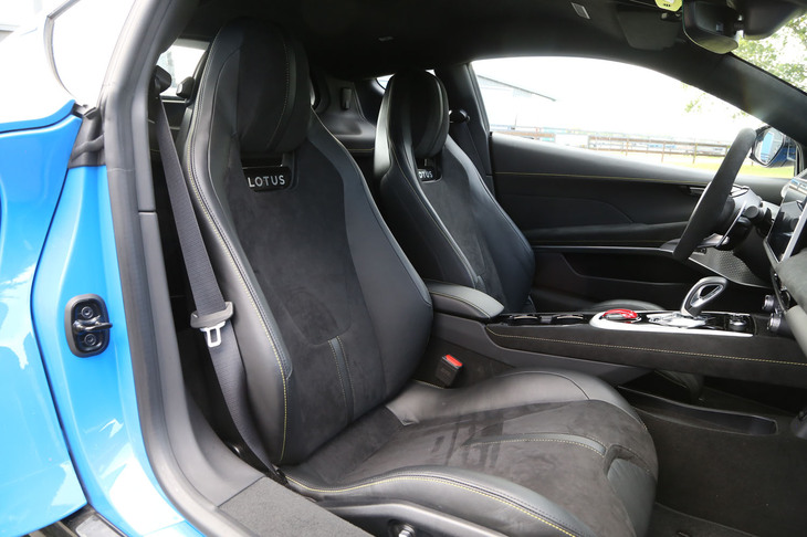 12Wayの電動調整機構が備わるヒーター付きのプレミアムスポーツシートは、ブラック、レッド、アイスグレー、タンのナッパレザー表皮、またはブラックアルカンターラ表皮とイエロー、レッド、アイスグレーのいずれかのコントラストステッチから選択できる。