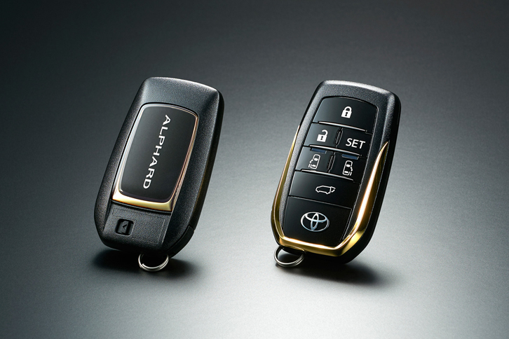 専用ゴールド加飾のスマートキー。