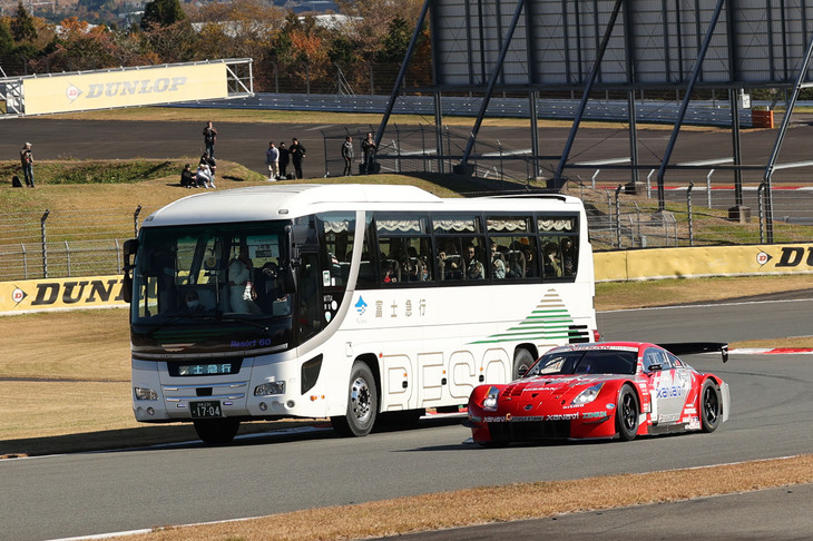 ウォームアップ走行と並行して、レーシングマシンへの同乗走行と大型バスによるサーキットサファリも実施された。
