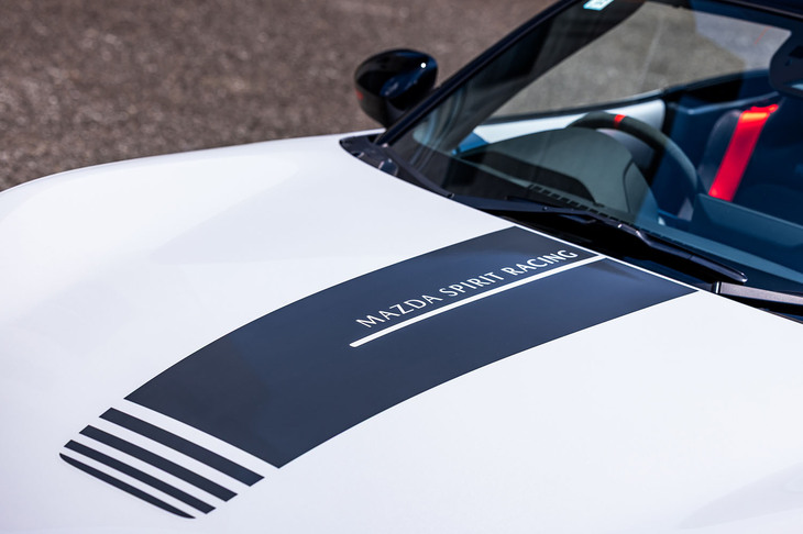 ボンネットデカールは、特別付属品「MAZDA SPIRIT RACING ROADSTER 12R KIT」に含まれるもので、コアモデルと呼ばれる台数2200台の限定車「マツダ スピリット レーシング・ロードスター」では装着することができない。