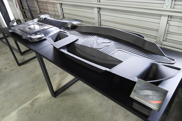 コンバーチブルモデル用のカーゴライナー。