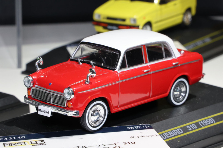 同じくファースト43の「ダットサン・ブルーバード1200デラックス」。1959年に誕生した型式名310こと初代ブルーバードの初期型。難しいのだろうが、アウトサイドミラーがゴツイのがちょっぴり残念。