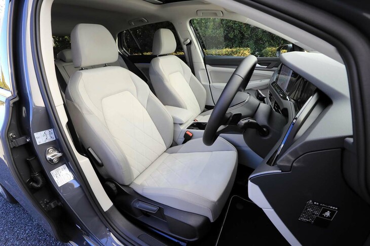 明るい「ストームグレー」のシート。このほか、「ブラック」のカラーも選択できる。