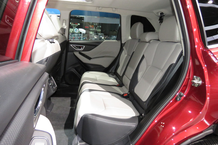 新型「スバル・フォレスター」の後席。従来よりもレッグスペースが拡大された。