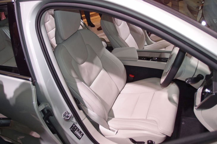 「ボルボV60 T5インスクリプション」のフロントシート。表皮にはパーフォレーテッド・ナッパレザーが用いられている。