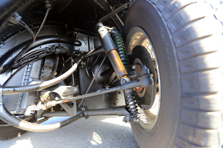 フロントサスペンションは、現代の四輪車では非常に珍しいスライディングピラー式。複雑なリンク構造やアーム類などはなく、ピラーがそのまま転舵軸となる。