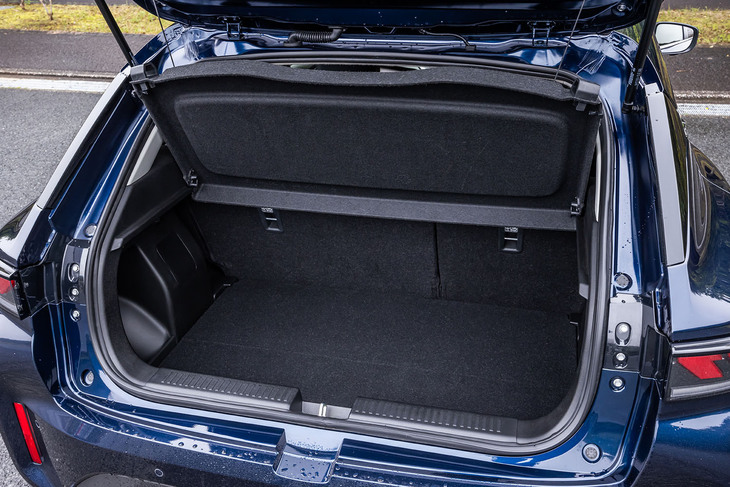 荷室床面を取り外した際の容量は290リッター。床面は2段階の調整式で、フロアボードを二つ折りにして立てかけて使用することもできる。写真は床面を上部にセットした様子。荷室の開口幅は970mm、同開口高は560mm確保されている。