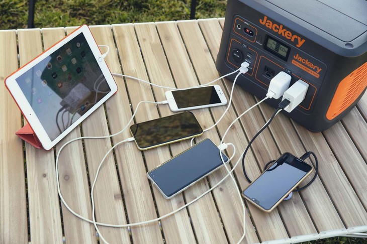 スマートフォンであれば100回の充電能力を持つ「Jackeryポータブル電源1000」。1日5人分（5台）のペースで約3週間充電可能なスタミナは、十分といえるだろう。