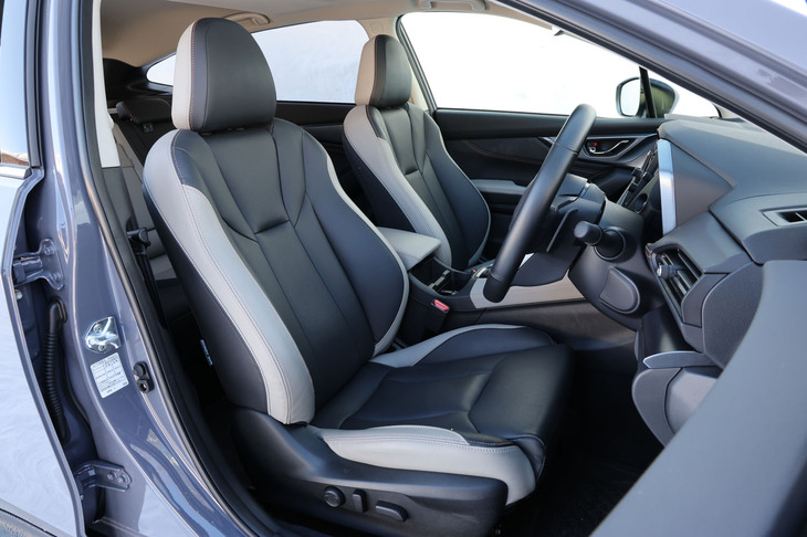 フロントシートには、温度が3段階で調整できるヒーターが標準で装備される。今回の試乗車では、ブラックとアッシュのコンビカラーが目を引く有償オプションの本革シートが選択されていた。