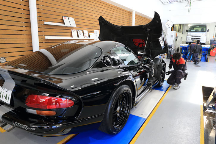 オーナー立ち会いのもと、トルクレンチでタイヤをハブに固定していく。ちなみにバイパーのハブボルトは、普通のクルマが4～5本なのに対して6本。いちいち面倒くさいクルマである。