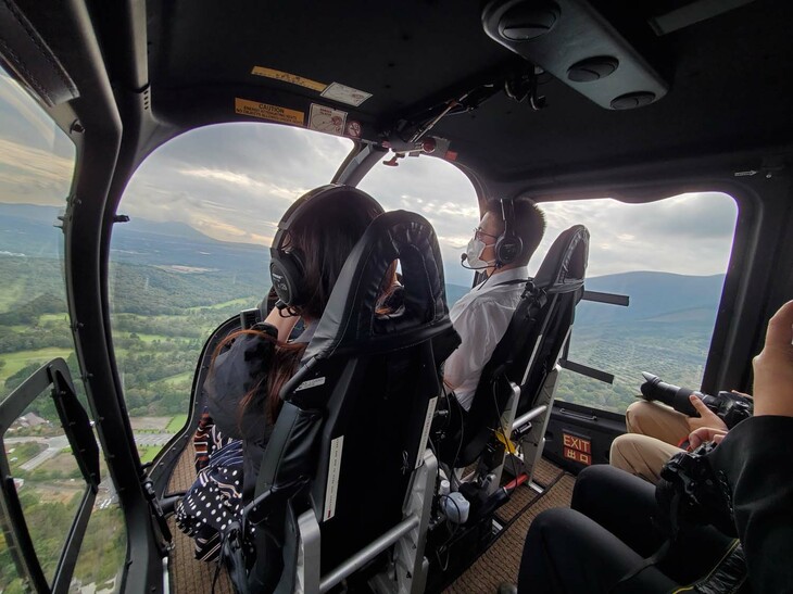 試験的に実施されたヘリコプター遊覧を体験してみる。富士スピードウェイ内の発着場から飛び立てば、あっという間に鳥の世界に。