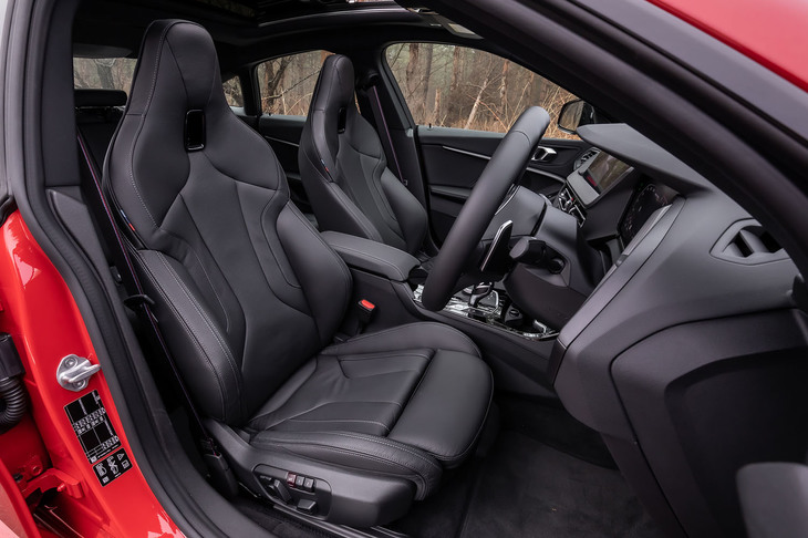 試乗車ではMスポーツシート、Mシートベルト、アダプティブサスペンションからなるオプションの「デビューパッケージ」が選択されていた。