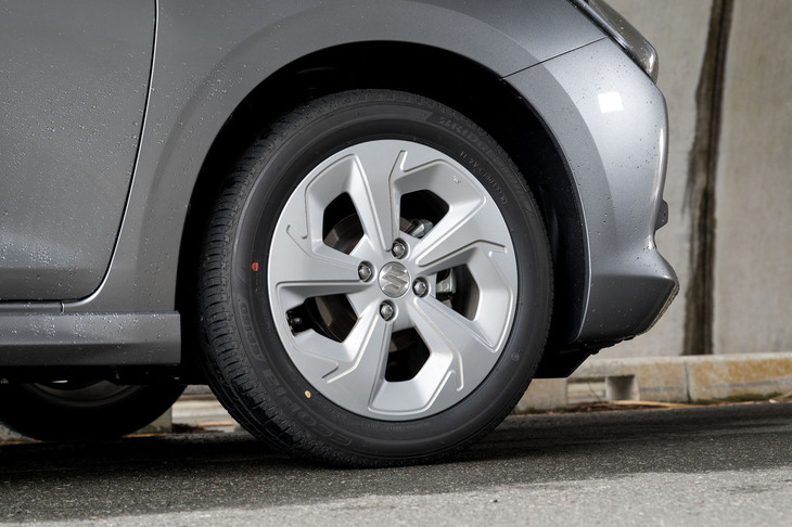 タイヤサイズは185/55R16、ホイールは16インチのアルミ……と、足もとの仕様は「ハイブリッドMZ」も「ハイブリッドMX」も同じ。ホイールの仕上げのみ異なり、MXではシンプルなシルバー塗装となる。