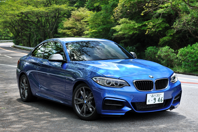 BMW M235i クーペ
    ボディーサイズ：全長×全幅×全高＝4470×1775×1410mm／ホイールベース：2690mm／車重：1550kg／駆動方式：FR／エンジン：3リッター直6 DOHC 24バルブ ターボ／トランスミッション：6MT／最高出力：326ps/5800rpm／最大トルク：45.9kgm/1300-4500rpm／タイヤ：（前）225/40R18 （後）245/35R18／車両本体価格：601万円（消費税8％込み）