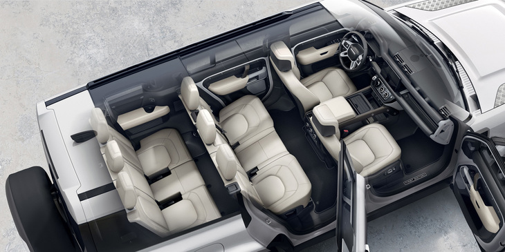 2列目と3列目は、着座位置が少しずつ高くなるスタジアムシートレイアウト。2列目シートを前方にスライドして倒すことで広い乗り込み口が確保される。