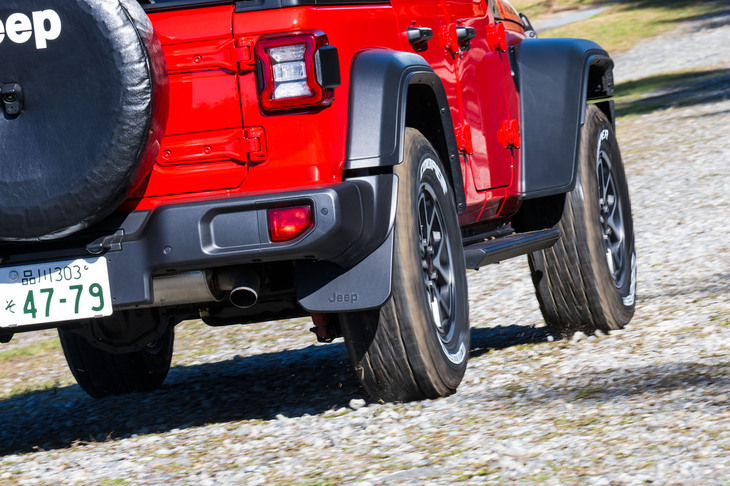 コンパウンドは切断やひび割れ、引き裂きに対する強い耐久性が自慢。こんな砂利道にも自信をもって踏み入れられる。