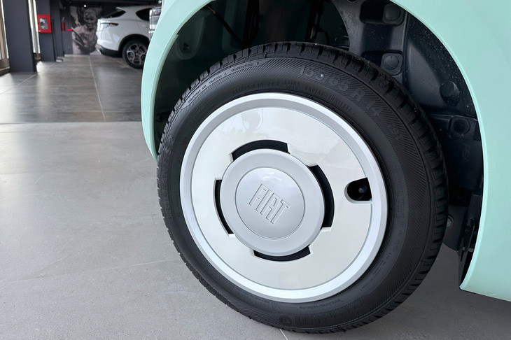 “ヌオーヴァ500”のものを思い出させるホイール。