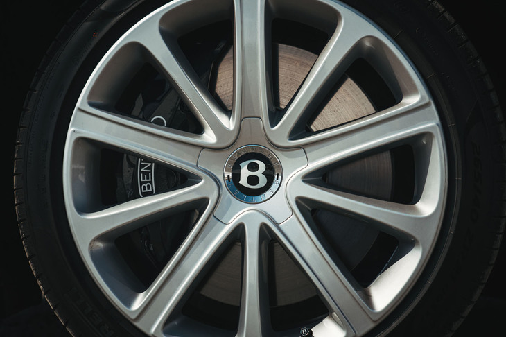 標準で装着される、10スポークの21インチアルミホイール。試乗車にはピレリの「Pゼロ」タイヤが組み合わされていた。