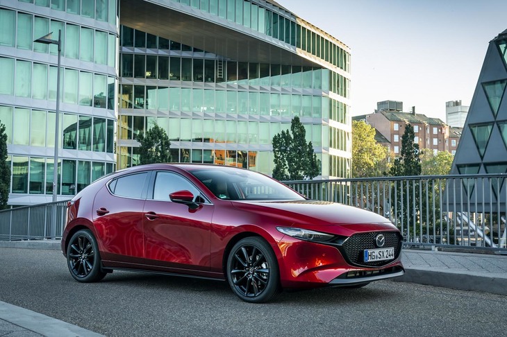 2019年10月に国内で販売される「マツダ3ファストバック」スカイアクティブX搭載車の価格は、310万円台から360万円台。スカイアクティブG 2.0搭載車の同じグレードに比べ、およそ70万円高く設定されている。