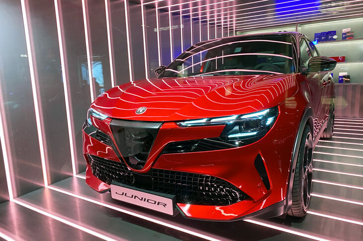 アルファ・ロメオは2024年4月16日、ミラノ改め「ジュニア」のサプライズ展示を、ファッションブランド、ラウスミアーニのウィンドウで行なった。詳細は本連載第856回参照。