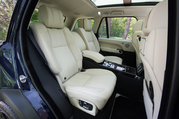 試乗車には後席が2人乗りとなる「リアエグゼクティブクラスシート」のオプションが装着されていた。中央の座席に代えてセンターコンソールが設置される。