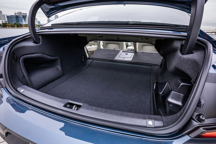 「S90リチャージ」の荷室内寸法は後席を使用する5人乗車時でフロア長が1149mm、幅が1014mm、高さが373mm。容量は500リッターだ。足のジェスチャーでトランクを開閉できるハンズフリー機構も備わる。