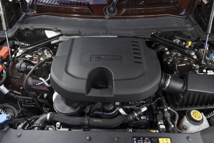 「ディフェンダー130」に搭載される最高出力300PS、最大トルク650N・mの3リッター直6ディーゼルターボエンジン。48Vベルト駆動スターター兼発電機を備えたマイルドハイブリッドシステムが組み込まれているのは他のモデルと同じで、燃費は9.9km/リッター（WLTCモード）と公表されている。