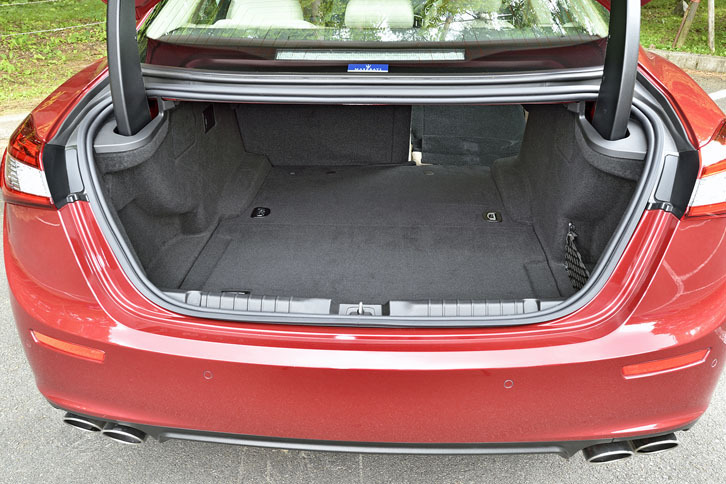 トランク容量は500リッター。後席は60：40の分割可倒式。