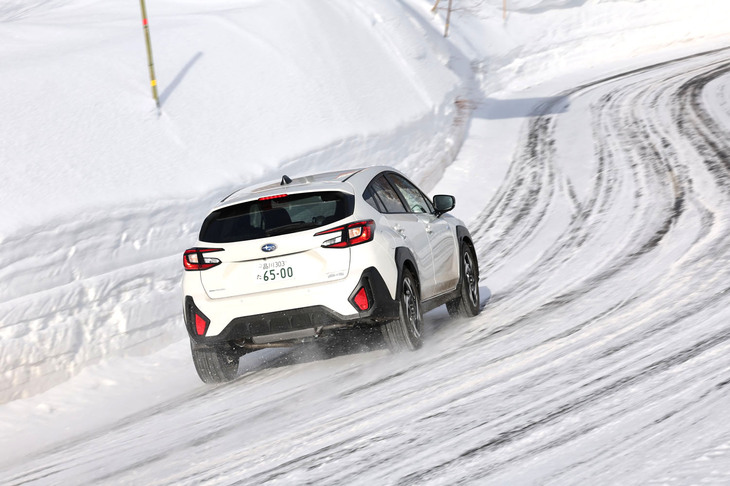 EV走行で静かにスタートし、その後いつしかエンジンが始動して速度を増していくという走行マナーは「THS」と同じ。エンジン始動後はそのノイズがそれなりに耳に届くので、静けさは従来型と同等と感じた。燃費性能をより高めるため、一定の条件で前輪駆動に切り替えるクラッチ開放制御も採用されている。