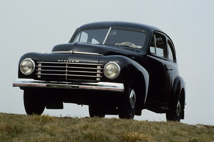 1946年に登場したボルボの「PV444」。パッシブセーフティー（衝突安全性）を設計に盛り込んだ最初期のモデルで、ボルボ＝安全なクルマというイメージを広く発信した。1958年には改良モデル「PV544」に進化している。