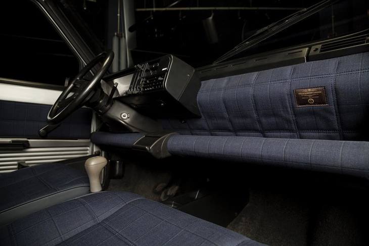 アニェッリの「パンダ4×4」はレストアにあたり、内装に名門服地メーカーであるヴィターレ・バルベリス・カノニコの生地が使われた。助手席側にはタグが縫い付けられている。