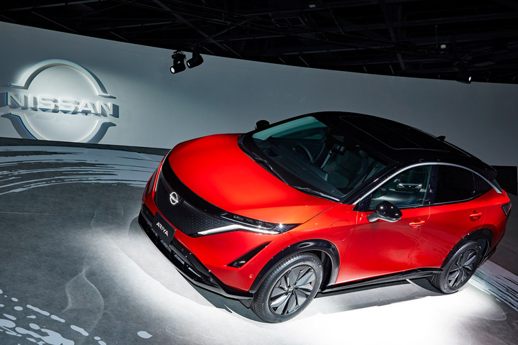 正直、最近ちょっと影が薄い印象の日産だが、そのカーデザインは世界を変えたこともあったのだ！ 今回は、日産デザインの過去とこれからを考えてみたい。写真は2021年にデビューした電気自動車（BEV）の「日産アリア」。