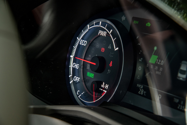 メーターパネルには、数字が宙に浮き上がったようなデザインを採用している。