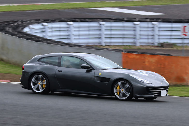 2016年に発表された「フェラーリGTC4ルッソ」。「フェラーリFF」のアップデートモデル。6.3リッターV12エンジンをフロントに収めた4WD車で、2＋2のキャビンと、シューティングブレークスタイルによる広めのラゲッジスペースが特徴だ。