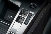 最新のプジョー車やシトロエン車で採用されているトグルスイッチ型のシフトセレクター。「D」「N」「R」はレバーの前後操作で入るが、「P」と「M」（マニュアル変速）は文字の書かれた部分（ボタン）を直接押し込んで操作する。