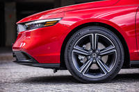 撮影車両には235/45R18サイズの「ミシュランeプライマシー」タイヤが装着されていた。写真の18インチアルミホイールは、ブラックのエクステリアパートとコーディネートされたマットブラック切削仕様と呼ばれる新デザインのアイテム。