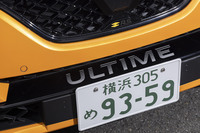 グリルとナンバープレートの間に「ULTIME」のロゴがレイアウトされる。